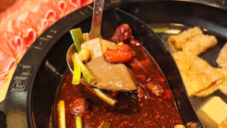 麻辣鍋湯頭香而不嗆，豆腐鴨血可續加。（圖片來源：ㄚ綾綾單眼皮大眼睛）