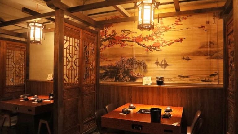 古色古香的漢朝鍋物，彷彿穿越到古代宮廷大啖美食。（圖片來源：ㄚ綾綾單眼皮大眼睛）