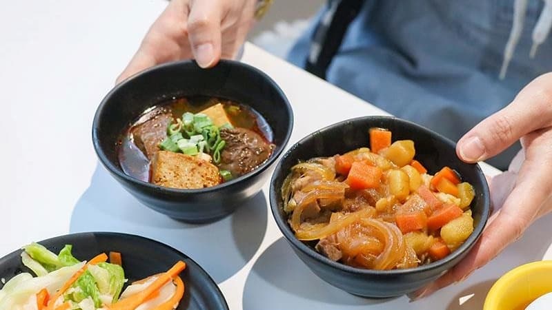 熱食區有提供白飯、羊牛豬丼醬、咖哩和麻辣鴨血豆腐。（圖片來源：三歲小草）