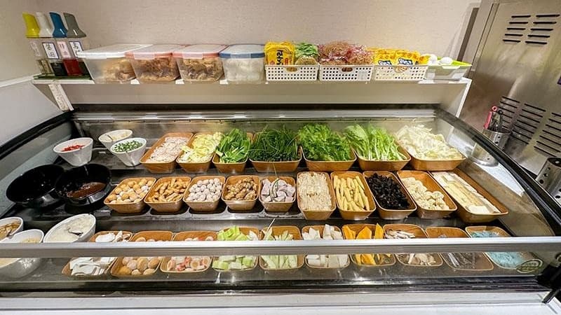自助吧有40多種蔬果、火鍋料。（圖片來源：三歲小草）
