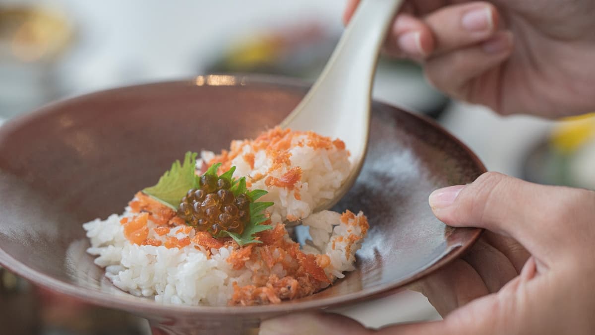 套餐中也有提供滷肉飯、鮭魚茶泡飯各一碗。（圖片來源：焦糖熱一點Bite A Map）