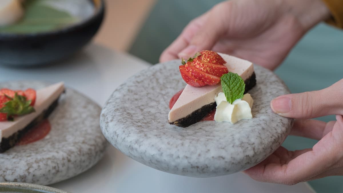 飯後甜點「手工草莓慕斯」，嘗得到草莓的自然鮮甜。（圖片來源：焦糖熱一點Bite A Map）