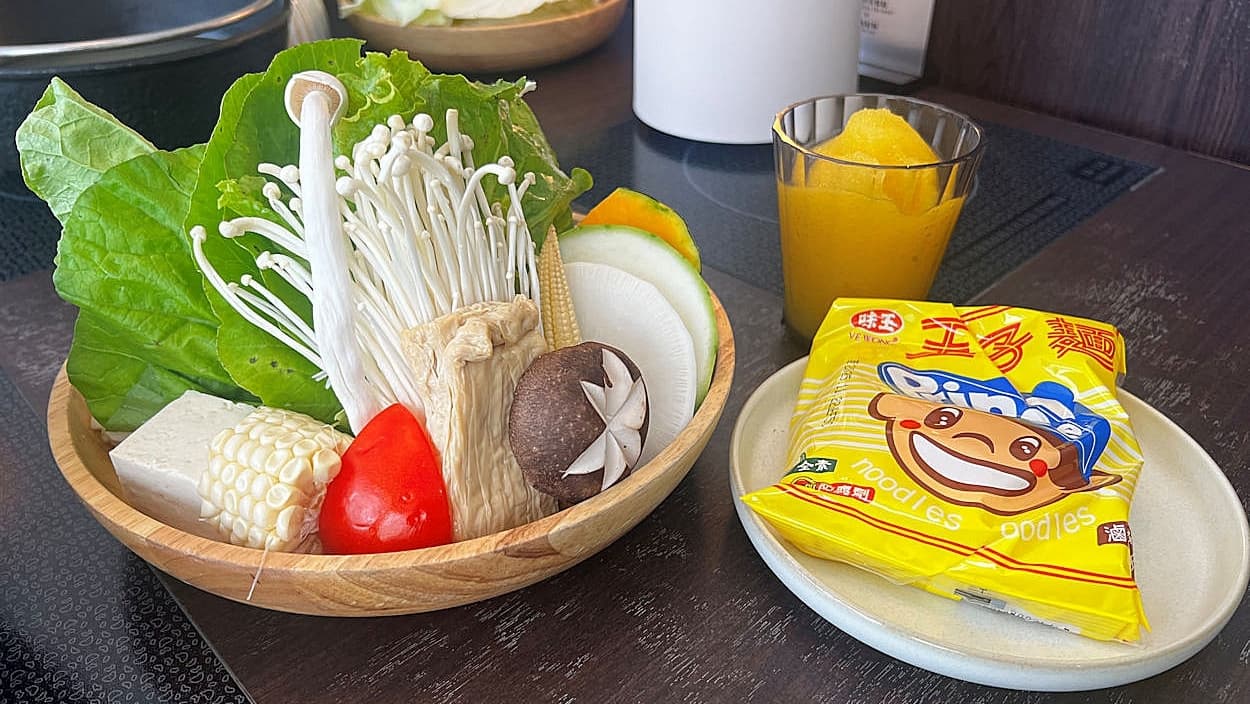 菜盤以基礎原型食材為主，附餐是王子麵。（圖片來源：布萊恩:觀景窗看世界。美麗無限）