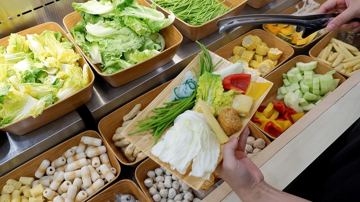 自助吧有近50種火鍋配料與新鮮蔬菜。（圖片來源：艾琳兒的生活日常）
