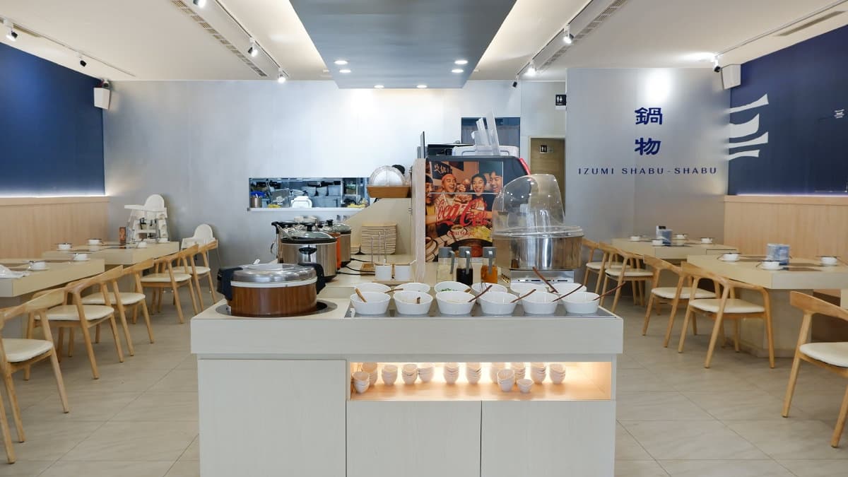 泉布苑鍋物的用餐空間非常寬敞舒適、明亮乾淨。（圖片來源：艾琳兒的生活日常）
