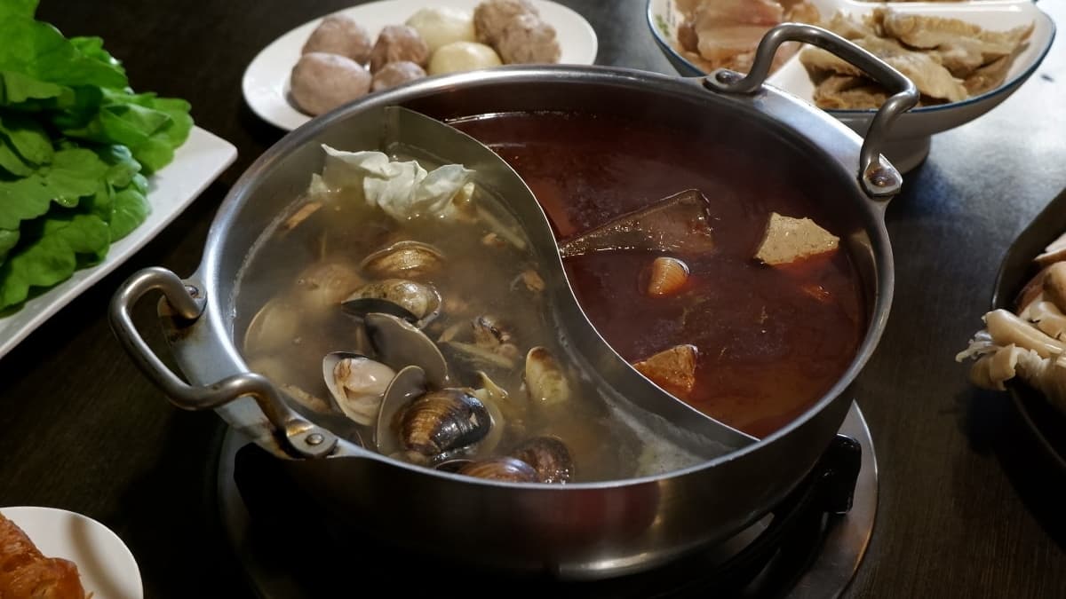 肥厚鴨血吃起來Q嫩多汁，豆腐也吸滿了麻辣香味。（圖片來源：艾琳兒的生活日常）