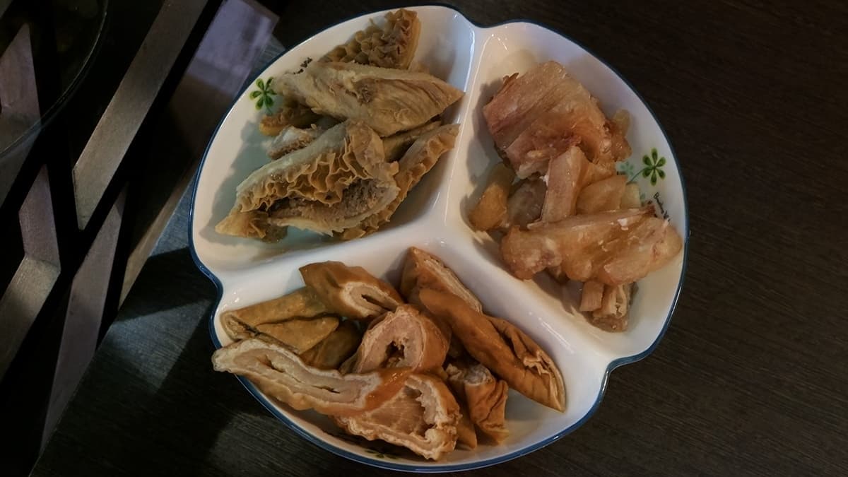 滷水拼盤也是饕客必點，一次可以吃到牛肚、牛筋、肥腸。（圖片來源：艾琳兒的生活日常）