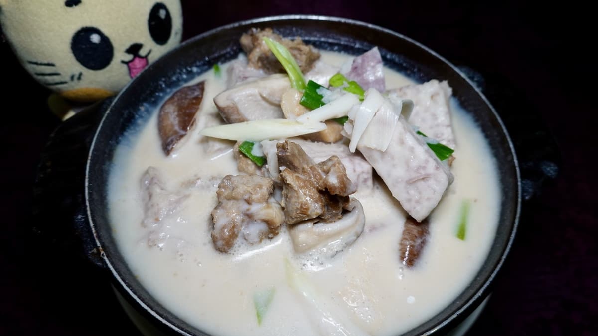 味道香濃的芋頭滑雞煲，很好下飯。（圖片來源：貓大爺）