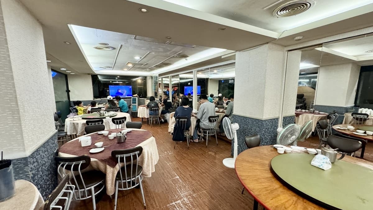 新華港式菜館的店面不大，座位區有點擁擠，還有一間包廂。（圖片來源：貓大爺）