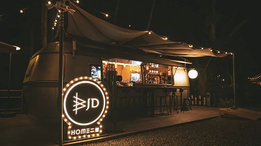 夜幕低垂時，在園區中的露營車酒吧品味咖啡、美酒。（圖片來源：Ken&Alice玩樂誌）
