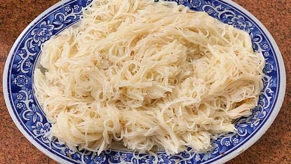 麵線能乾拌豆瓣醬食用；也可以加入薑母鴨的湯變成湯麵。（圖片來源：果果愛Fruitlove）