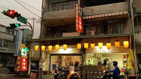 大里薑母鴨的室內座位有分吸菸區跟非吸菸區，還是寵物友善餐廳。（圖片來源：果果愛Fruitlove）