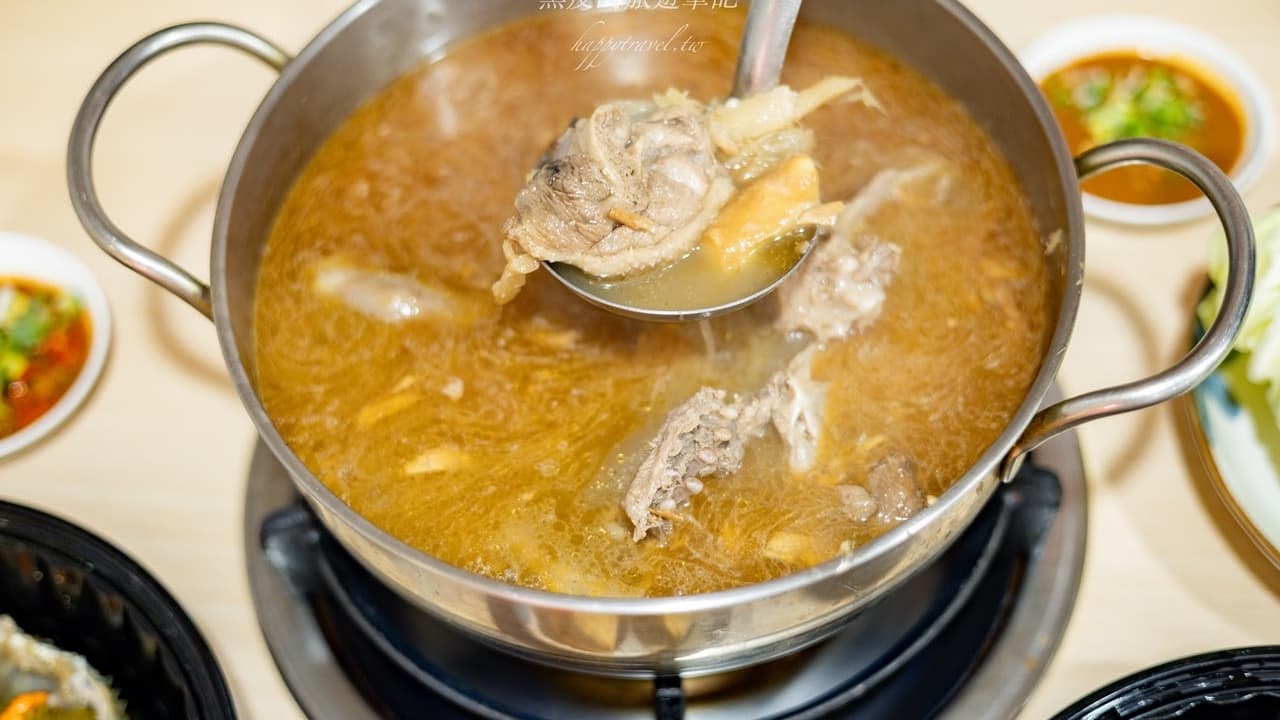 洪師傅薑母鴨的鴨肉大概有八到九塊。（圖片來源：黑皮的旅遊筆記）