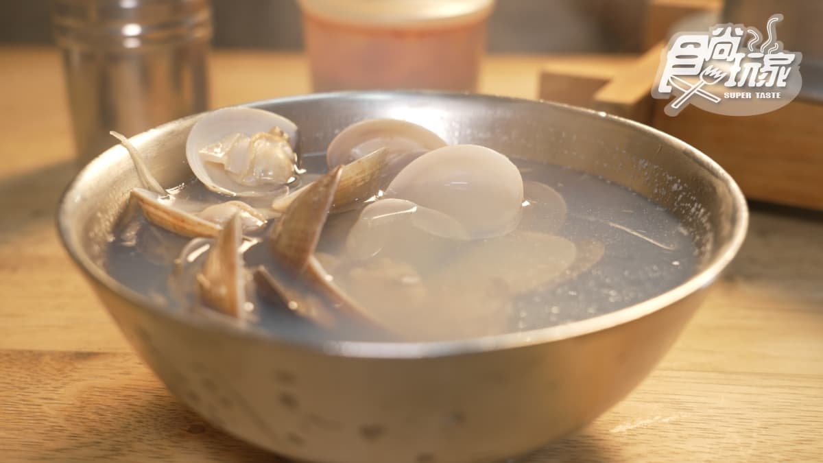 許多顧客都會點碗湯搭配炒飯一起吃。