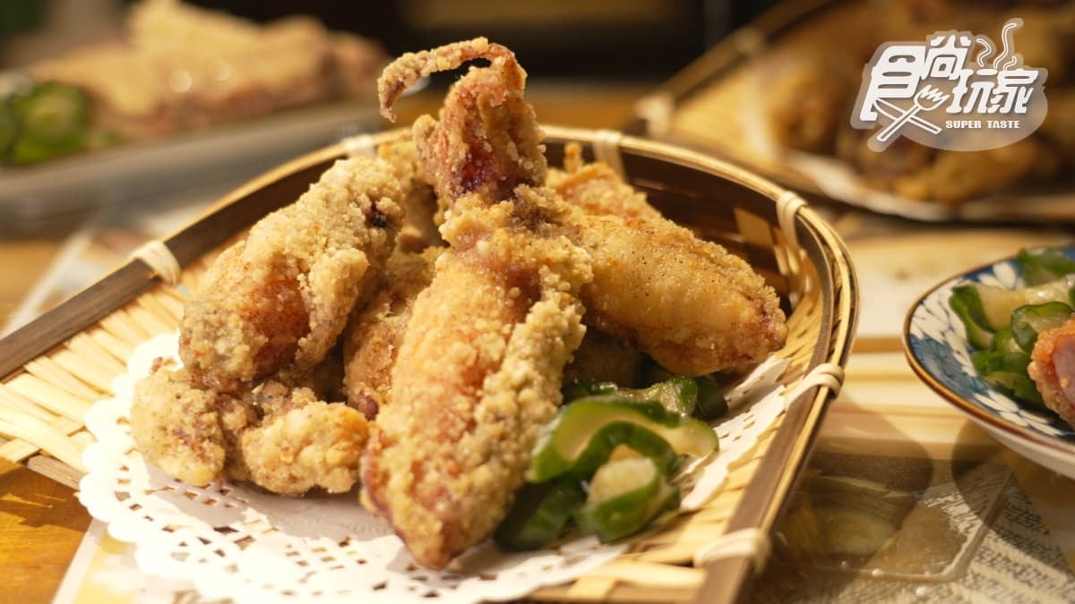 除了鹹粥，很多客人也會點上豐富的小菜搭配一起吃。