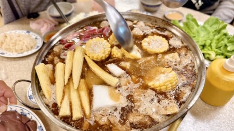 配料滿滿的薑母鴨，一定要搭配麵線。（圖片來源：棉花糖的天空）