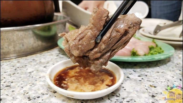 鴨肉搭配特調的豆腐乳沾醬，鹹甜中有微微發酵酒香。（圖片來源：商妮吃喝遊樂）
