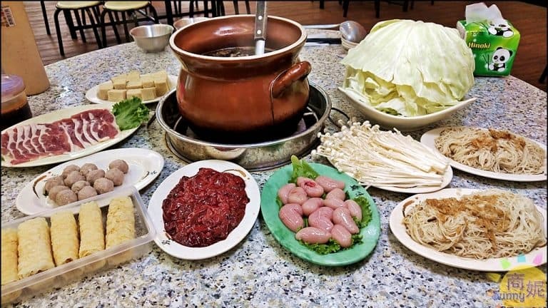 霸味薑母鴨有多樣食材。（圖片來源：商妮吃喝遊樂）