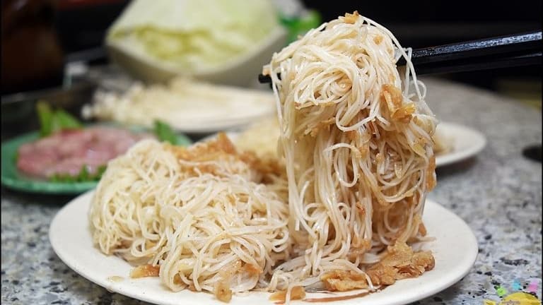 麵線很大一盤，吃起來滿嘴蒜香、麻油香跟油蔥香。（圖片來源：商妮吃喝遊樂）