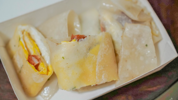 韓式辣雞肉蛋餅沒有海草鮪魚口味特殊，但也好吃。（圖片來源：土土旅食記趣）