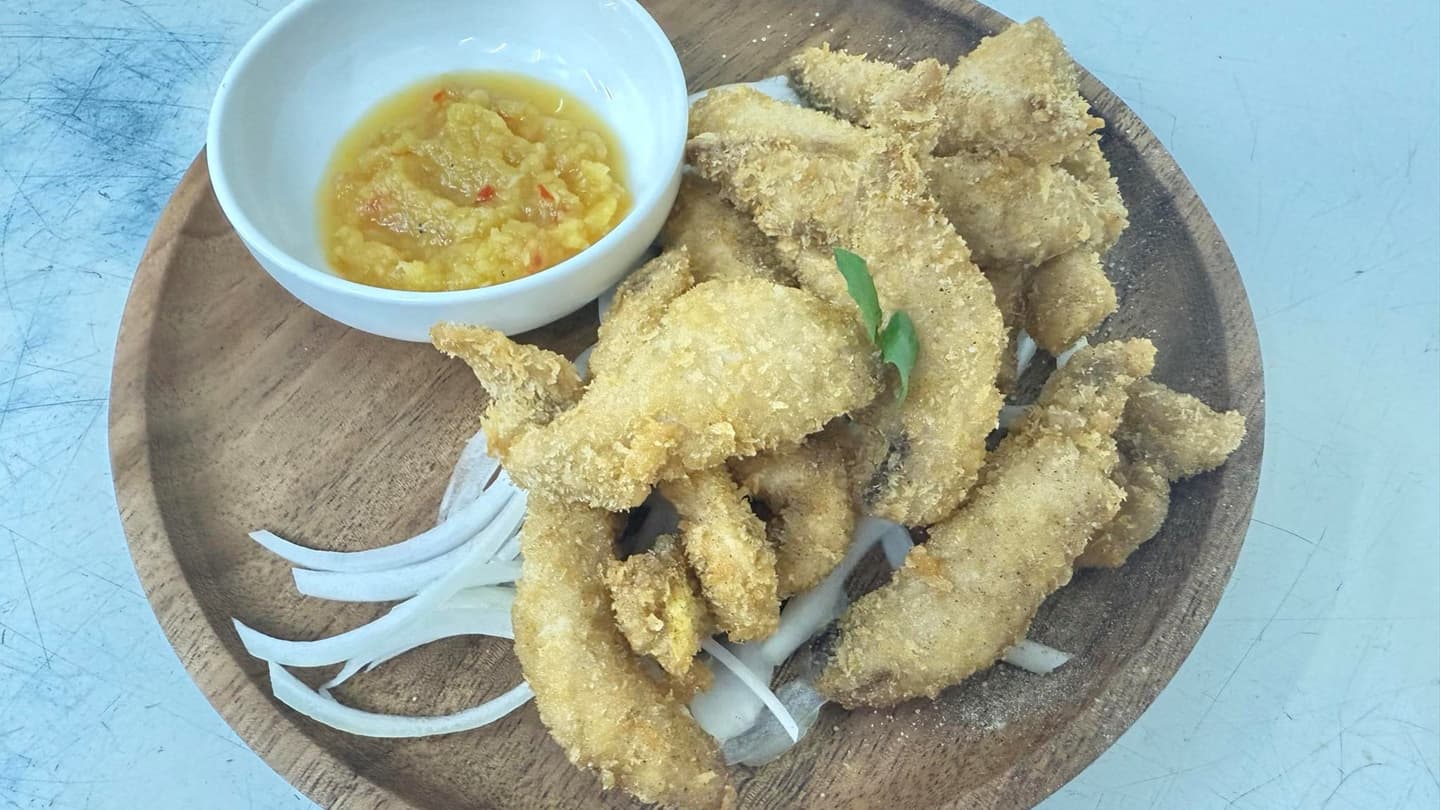 炸魚頭刀魚塊是店內必點美味。（圖片來源：綠島甜園夫婦）