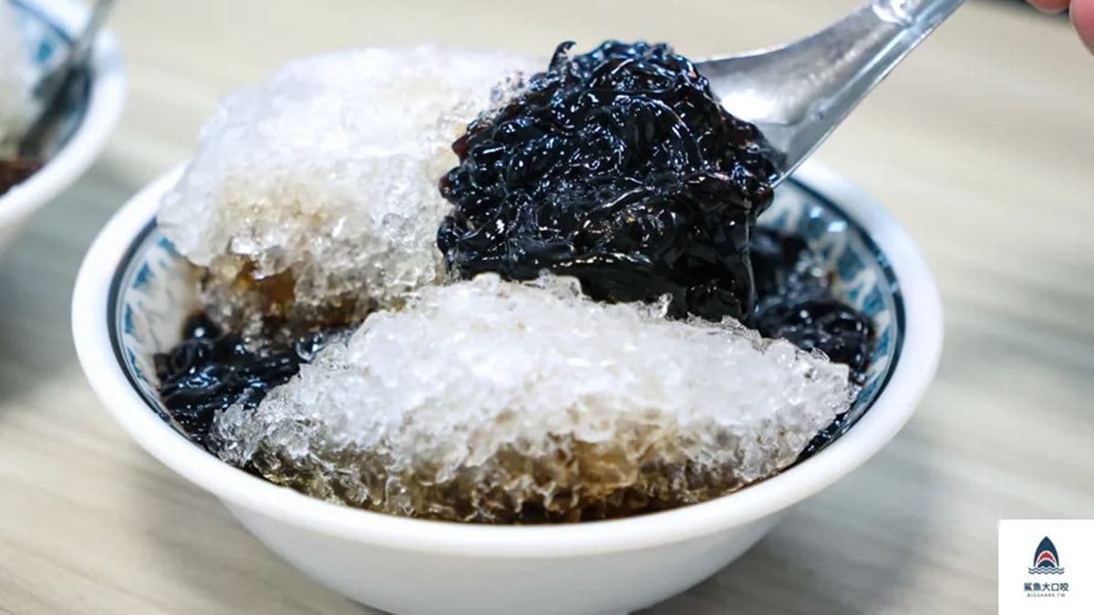 仙草被切成一條一條的絲，仙草香氣很足。（圖片來源：鯊魚大口咬）