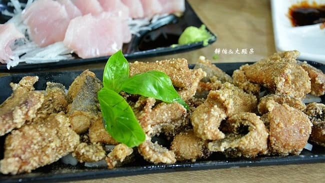 帶皮的炸魚塊香酥帶嫩，鹹香好吃。（圖片來源：❤靜怡&大顆呆の親子.旅遊.美食❤）