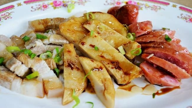 滷味有五花肉、甜不辣及香腸等選擇。（圖片來源：❤靜怡&大顆呆の親子.旅遊.美食❤）