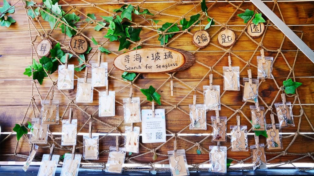 店內有販賣漂亮的明信片、手作耳環、鑰匙圈。（圖片來源：海綿飽飽的鳳梨城堡）