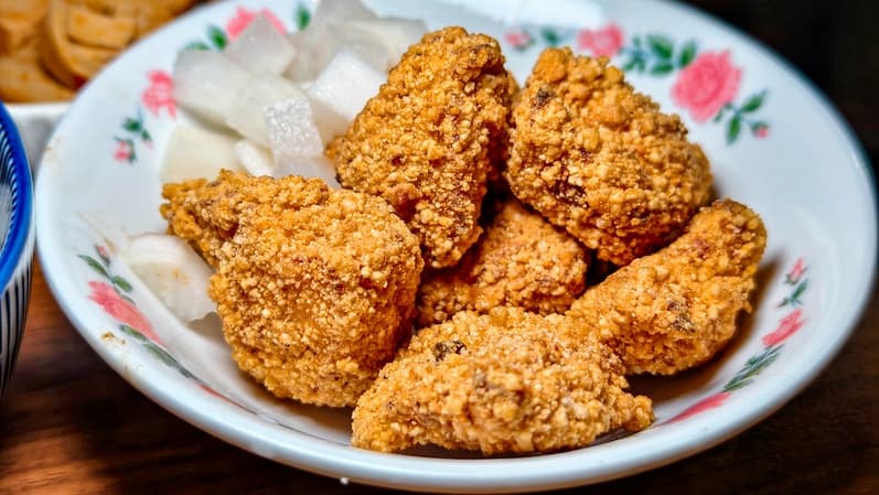 炸雞外皮薄酥，擺一陣子再吃也好吃。（圖片來源：鄉民食堂）
