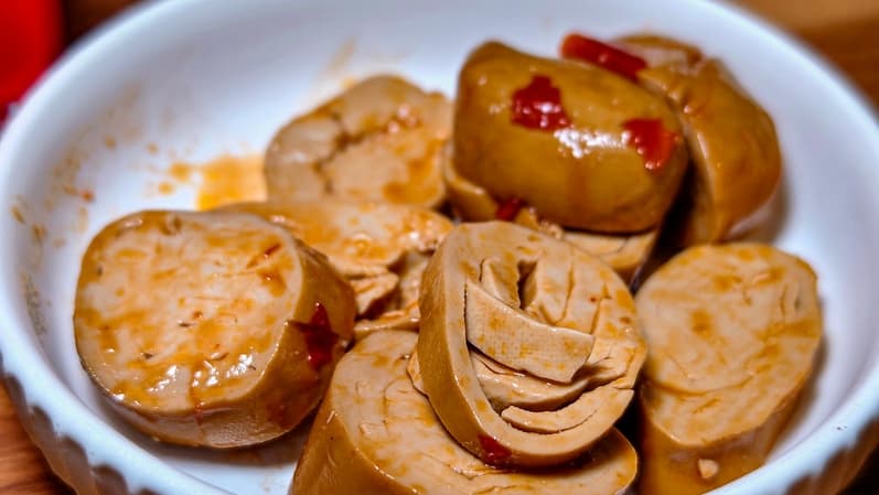 套餐有附小菜「素雞」。（圖片來源：鄉民食堂）