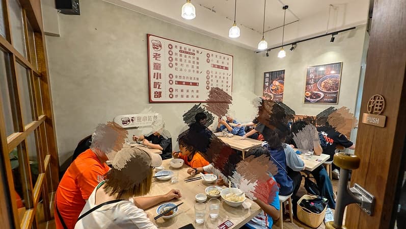 老童小吃部的新店面復古文青。（圖片來源：鄉民食堂）