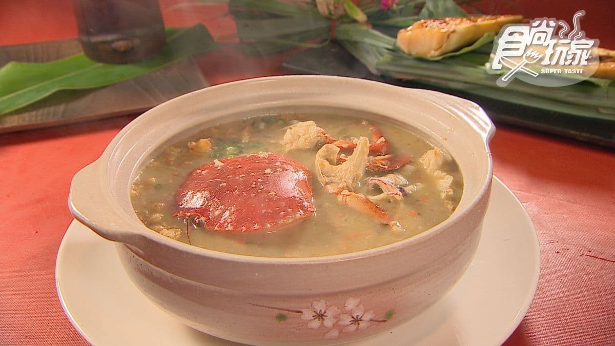 「沙母海鮮鍋粥」裡面的海鮮配料豐富，吃起來很過癮。