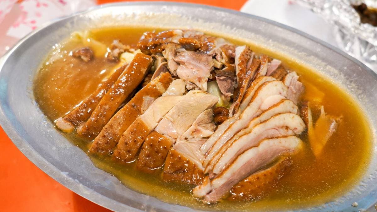 包種茶鵝鵝肉軟嫩多汁不乾柴，配飯剛剛好。（圖片來源：快門女子食旅誌）