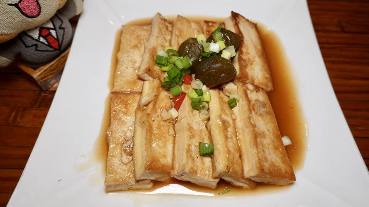 豆腐煎的表皮金黃微焦，裡面還很軟嫩，搭上店家自製的茶梅，非常特別很不錯。（圖片來源：貓大爺）