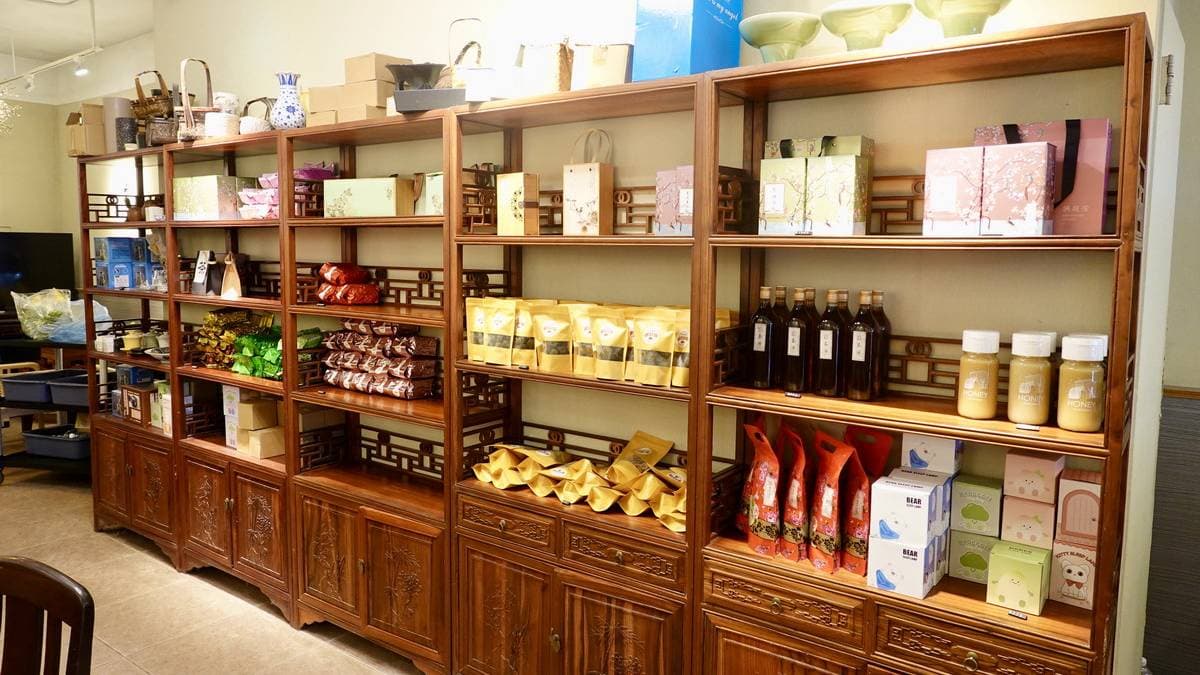 十方茶舍有自己出品茶葉、茶油、茶梅等產品，喜歡都可以買回家。（圖片來源：貓大爺）