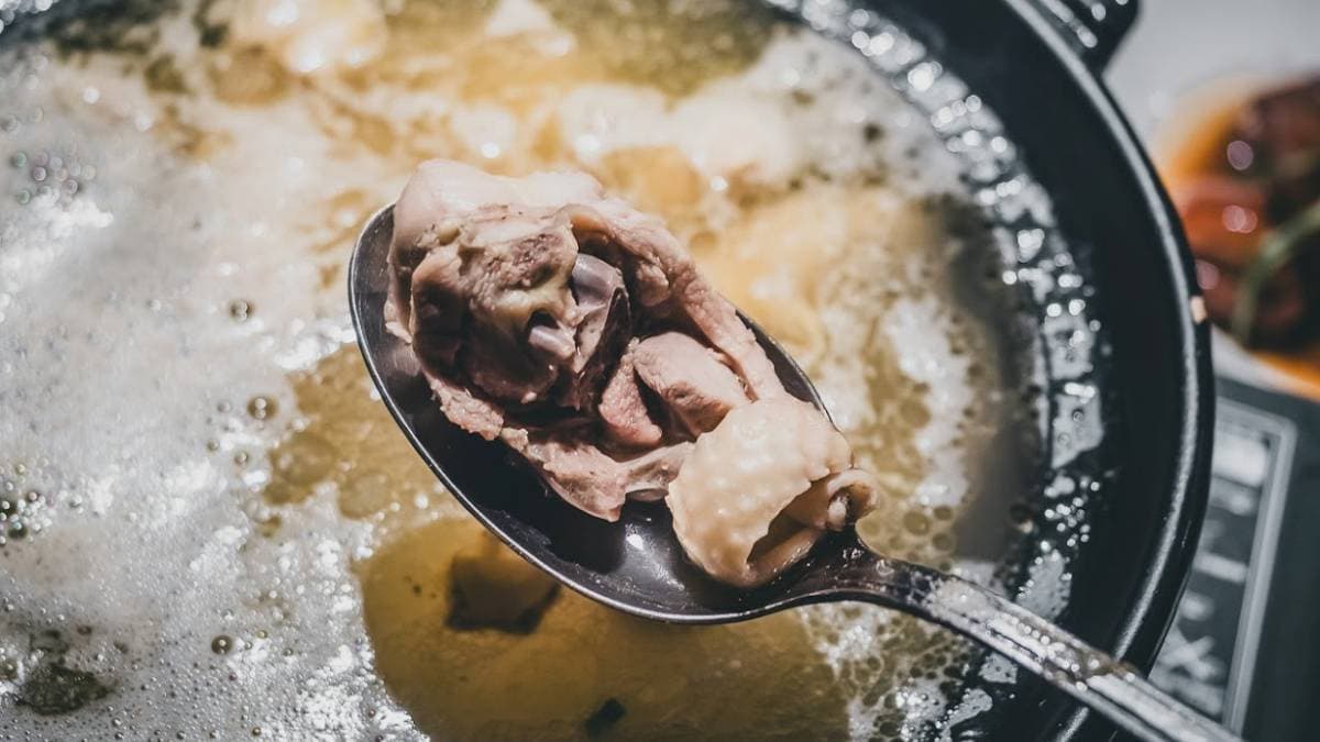 茶油雞湯使用放山雞燉煮，湯頭鮮甜雞肉緊實不柴。（圖片來源：是艾思，不是火拳。）