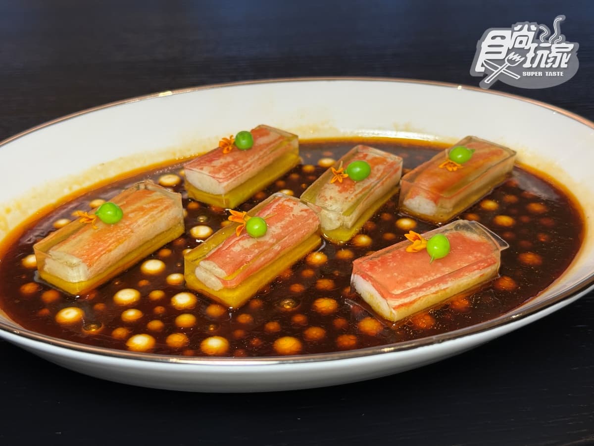 連續８年米其林摘星！請客樓首推「川味蟹宴」，蒜辣帝王蟹霸氣上桌太唰嘴