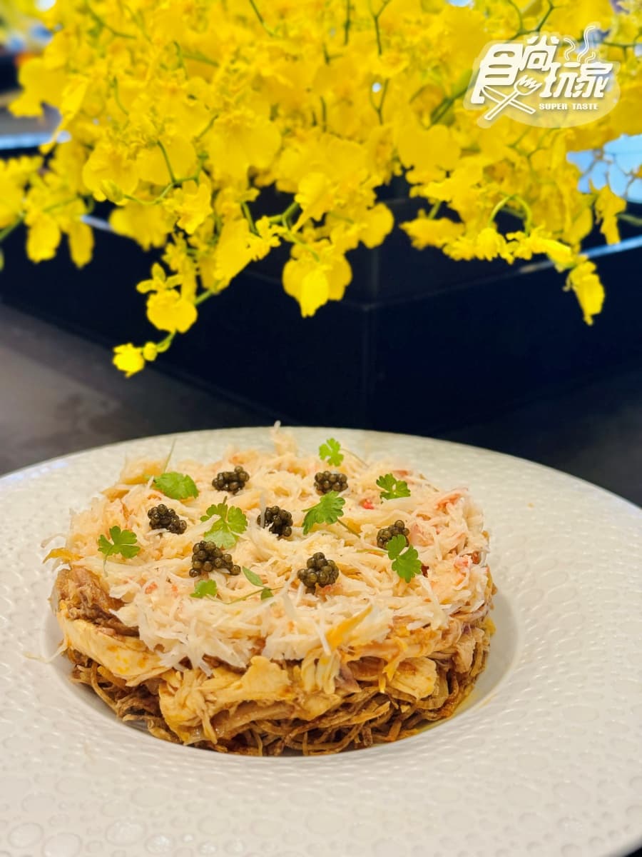 連續８年米其林摘星！請客樓首推「川味蟹宴」，蒜辣帝王蟹霸氣上桌太唰嘴