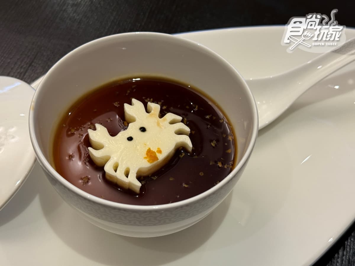 連續８年米其林摘星！請客樓首推「川味蟹宴」，蒜辣帝王蟹霸氣上桌太唰嘴