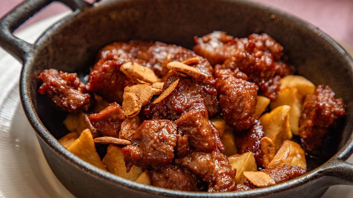 「蒜香牛菲力」口感柔嫩，加上酥炸蒜片，更添風味。（圖片來源：大手牽小手。玩樂趣）