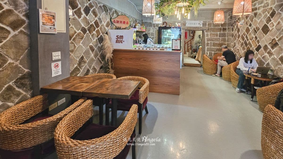 復古的老屋建築內，一樓有舒適的沙發座位，二樓也有座位區。（圖片來源：遇見天使Angela）