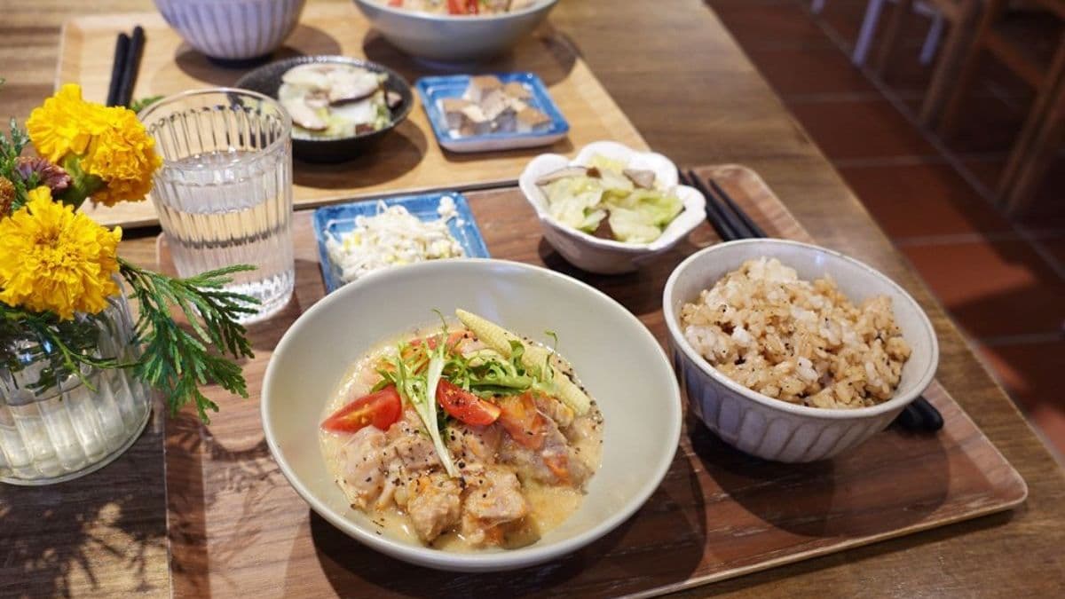 主餐有雞肉、豬肉及蔬食可以選擇。（圖片來源：Yuki‘s Life）