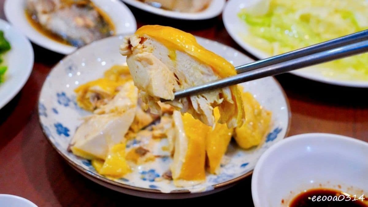 白斬雞肉質結實卻不柴，皮薄帶著微微的膠質感。（圖片來源：靜怡&大顆呆の親子.旅遊.美食）