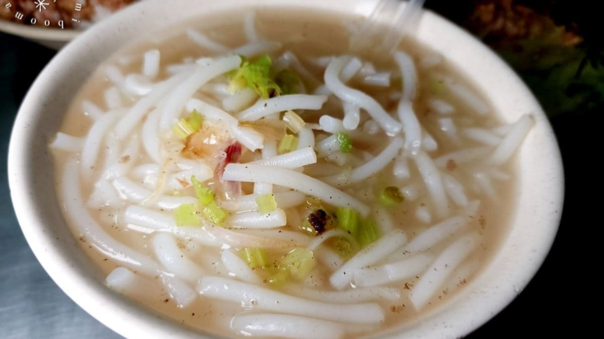 米粉湯加上油蔥、芹菜末及胡椒更添香。（圖片來源：米寶麻幸福滿載）