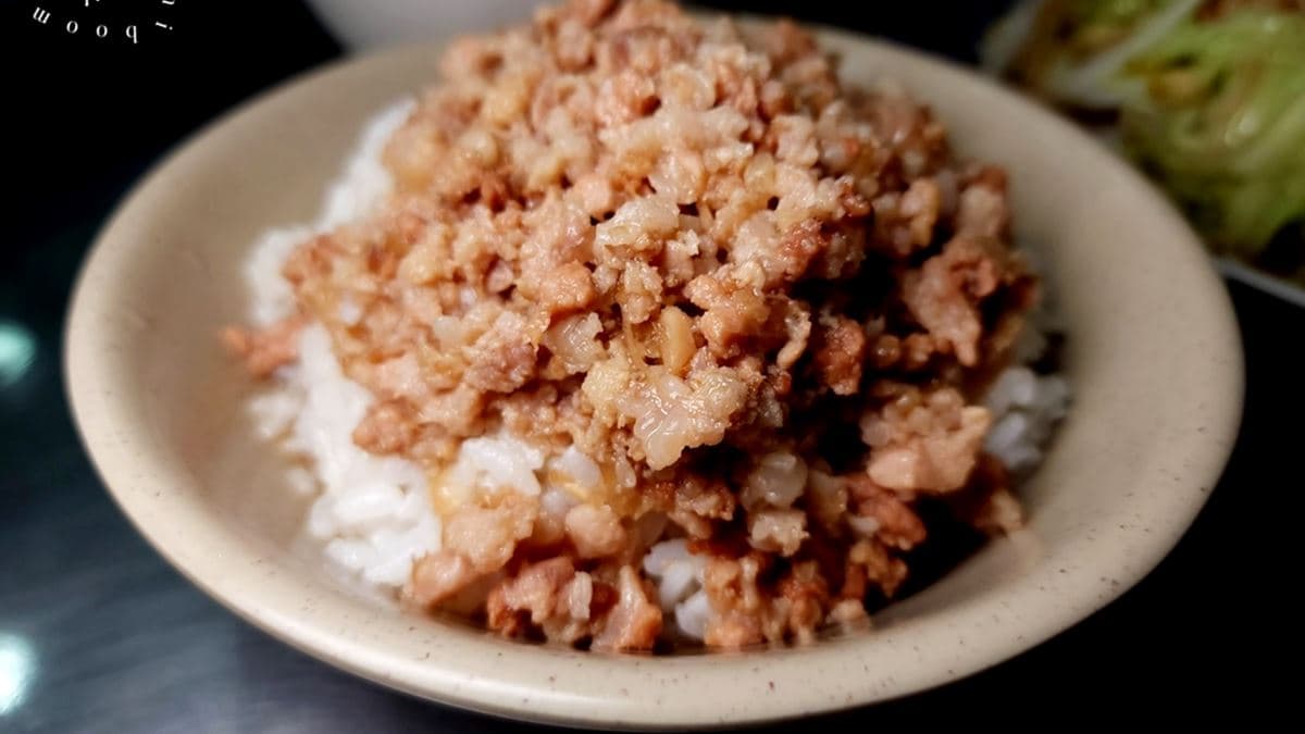 「魯肉飯」醬汁給的很多，肉末細緻。（圖片來源：米寶麻幸福滿載）