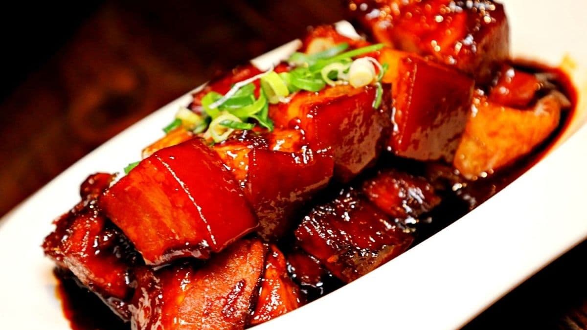 使用冰糖慢慢煮出亮澤誘人的冰釀紅燒肉。（圖片來源：妮妮女王的美食旅遊親子後花園）