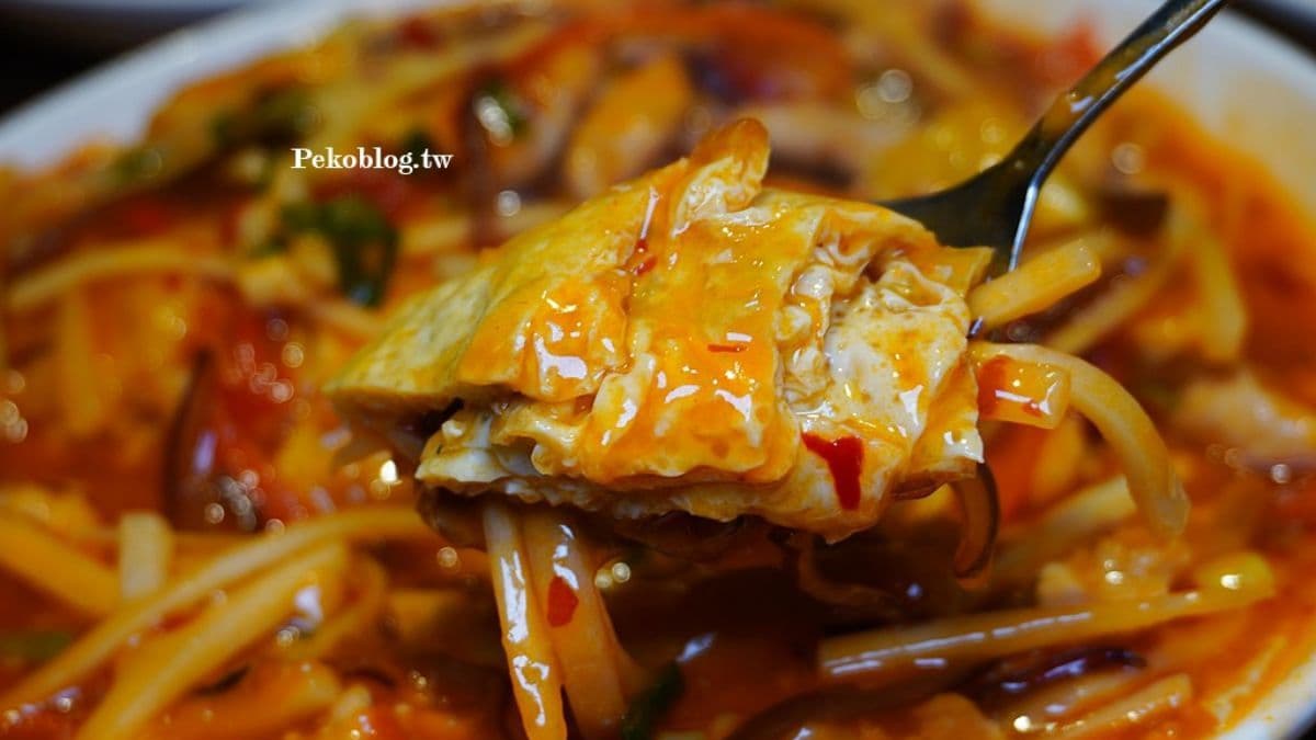 鬆軟烘蛋搭配微辣的川味魚香醬料。（圖片來源：PEKO の Simple Life）