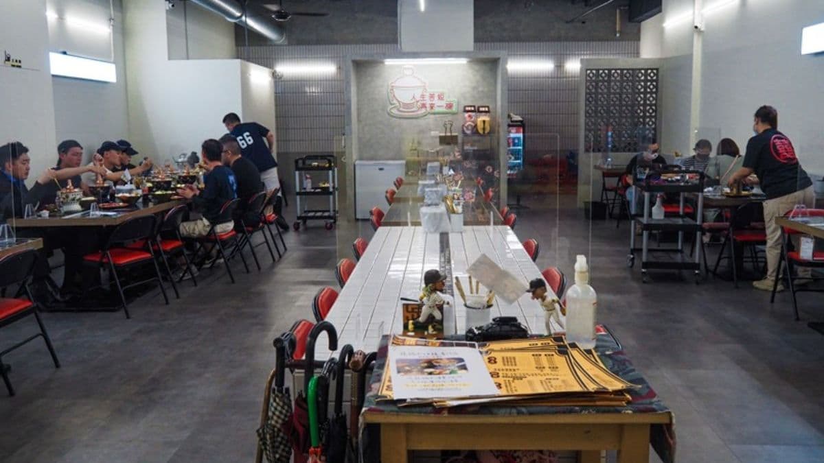 店內呈現現代感復古氛圍，座位區是磁磚桌椅及勇士椅。（圖片來源：Panda‘s paradise）