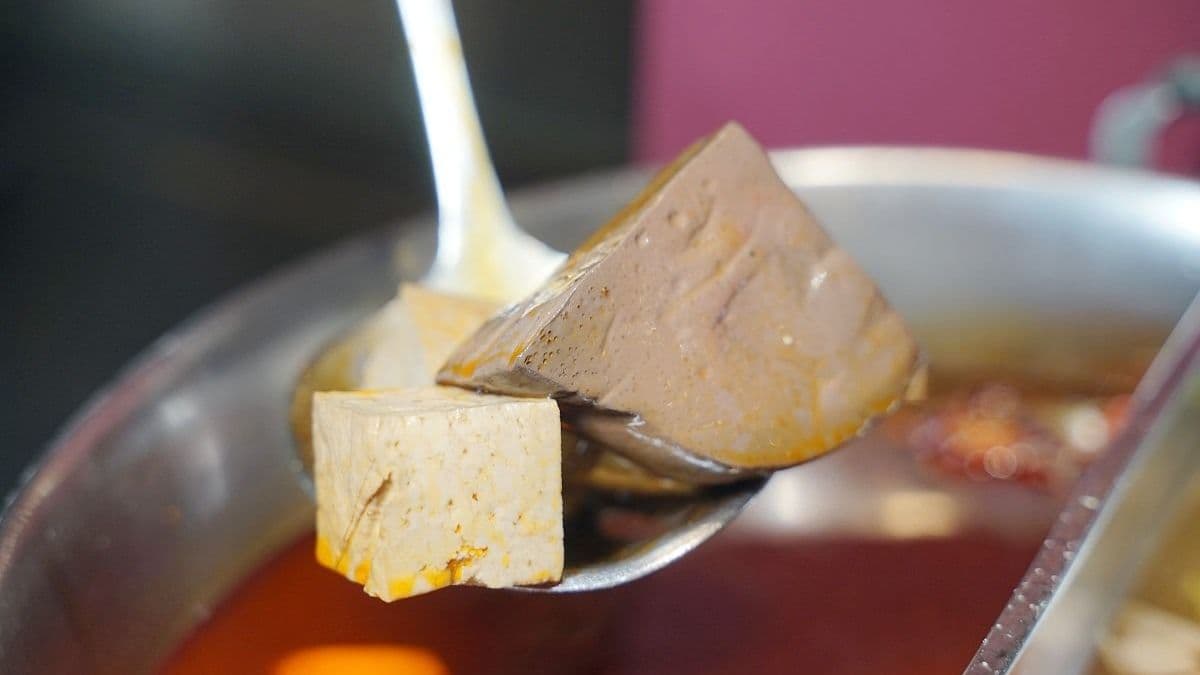 麻辣鴨血和麻辣豆腐是招牌，鴨血口感軟嫩、豆腐很入味。（圖片來源：東蛙池塘）